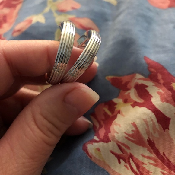 14k white Italy 🇮🇹 Gold hoops. With 5 lines going around hoop. - Picture 5 of 7